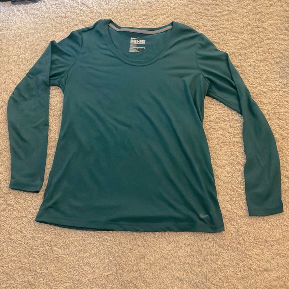 Nike dry fit women’s long sleeve shirt size medium